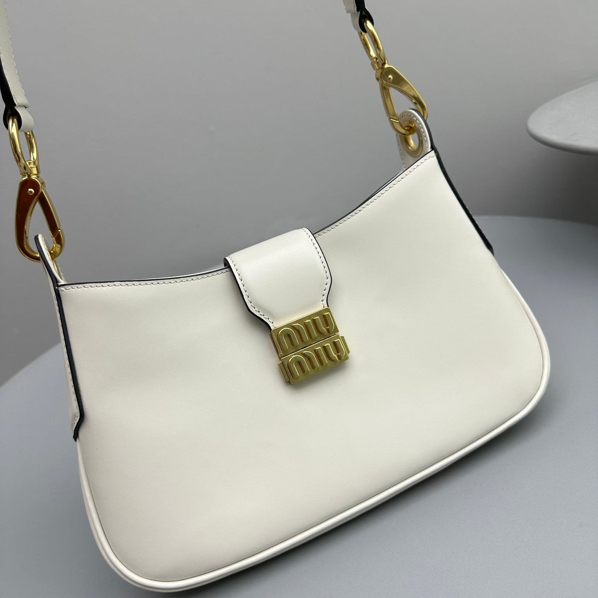 Hobo 28 City Shouder Bag in White Calfskin