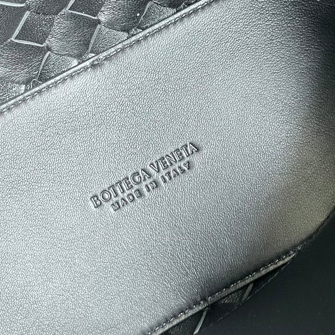 Bottega Veneta Medium Andiamo 32cm Black Lambskin Bag
