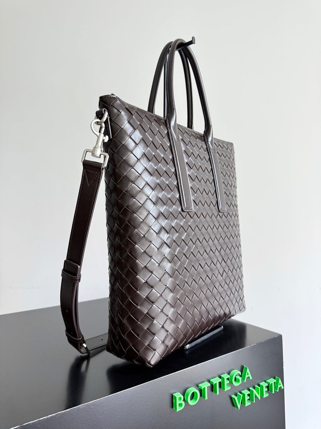 Bottega Veneta 25S Andiamo Large Intrecciato 39 in Dark Brown Calfskin Bag