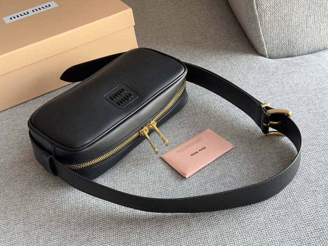Baguette 25 Bag in Black Calfskin