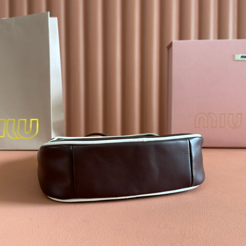Hobo Bolsa Wander Black in Calfskin