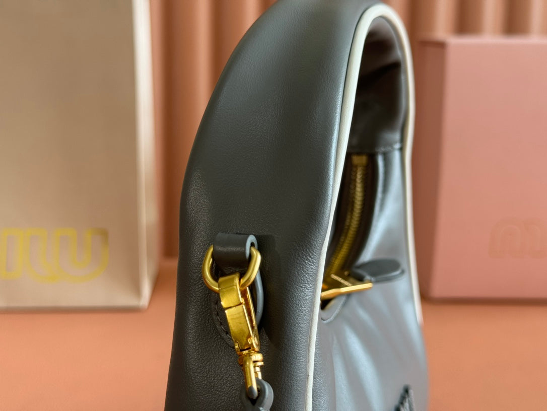 Hobo Bolsa Wander Dark Gray in Calfskin