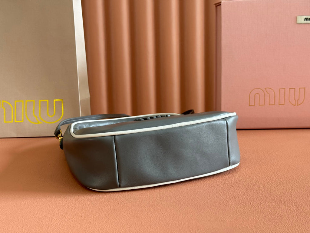 Hobo Bolsa Wander Dark Gray in Calfskin