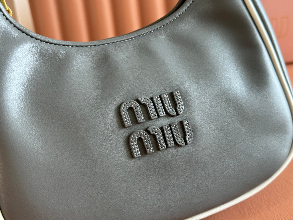 Hobo Bolsa Wander Dark Gray in Calfskin