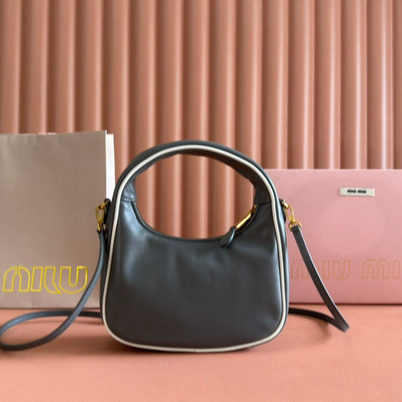 Hobo Bolsa Wander Dark Gray in Calfskin
