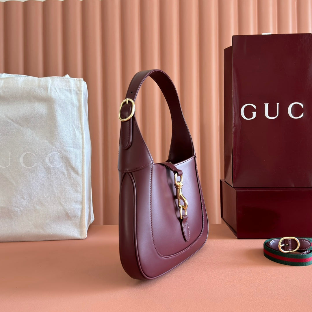 Gucci Jackie Small Shoulder Bag 27 in Burgundy Red Calfskin Gold Hardware